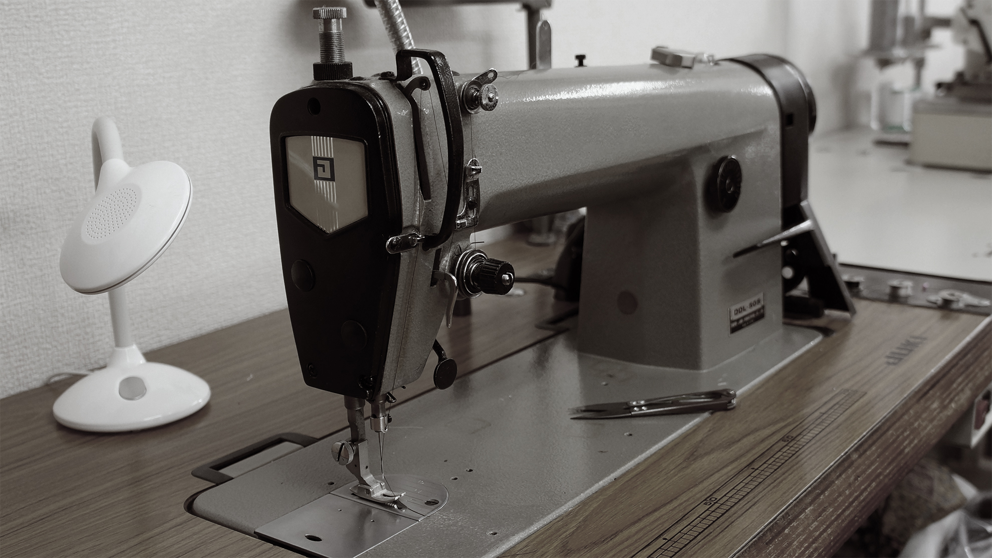 店舗の作業場にあるプロフェッショナルミシン